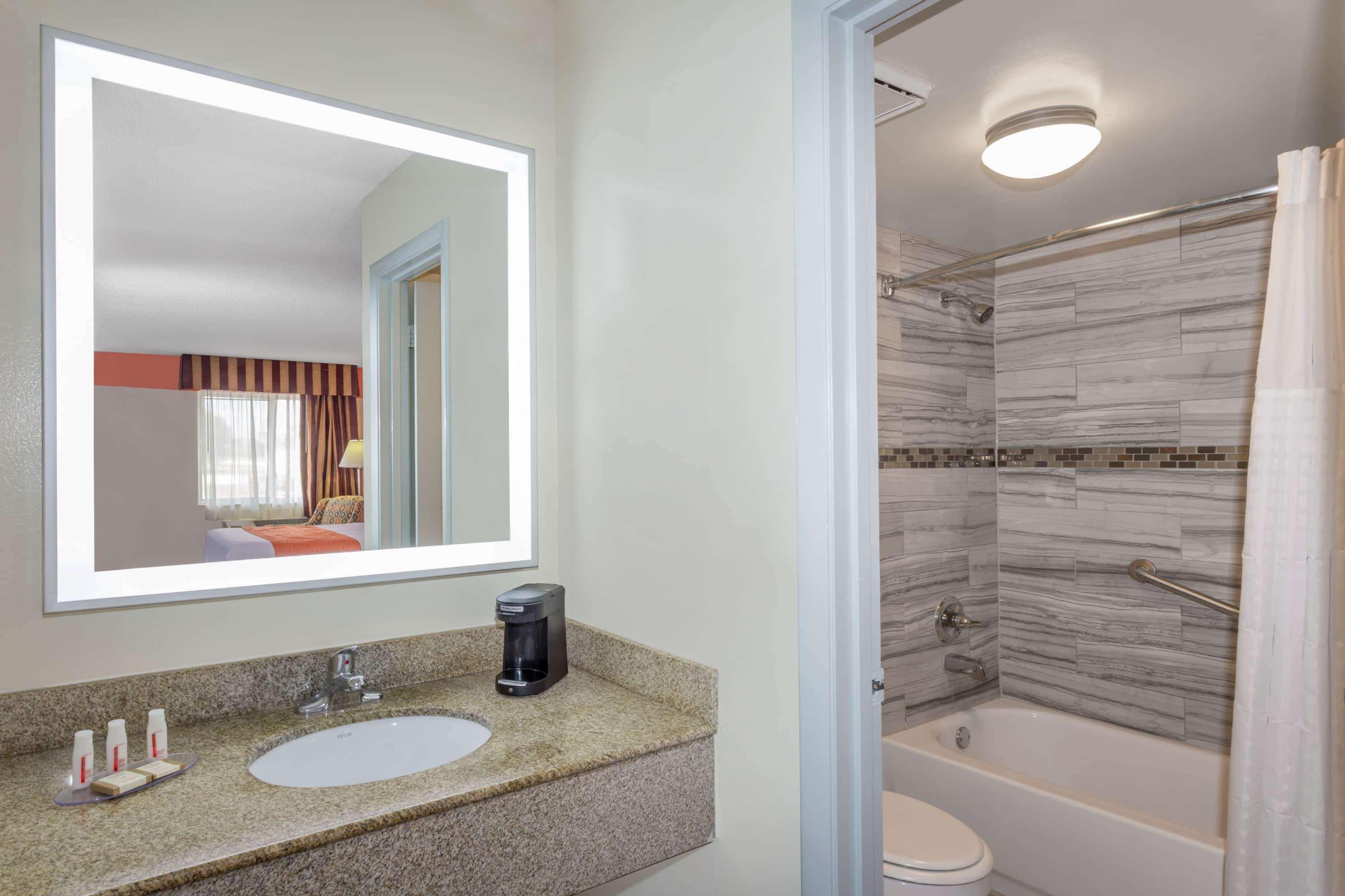 ฮาวเวิร์ด จอห์นสัน บาย วินด์แฮม เวโรบีช/I-95 Hotel ภายนอก รูปภาพ