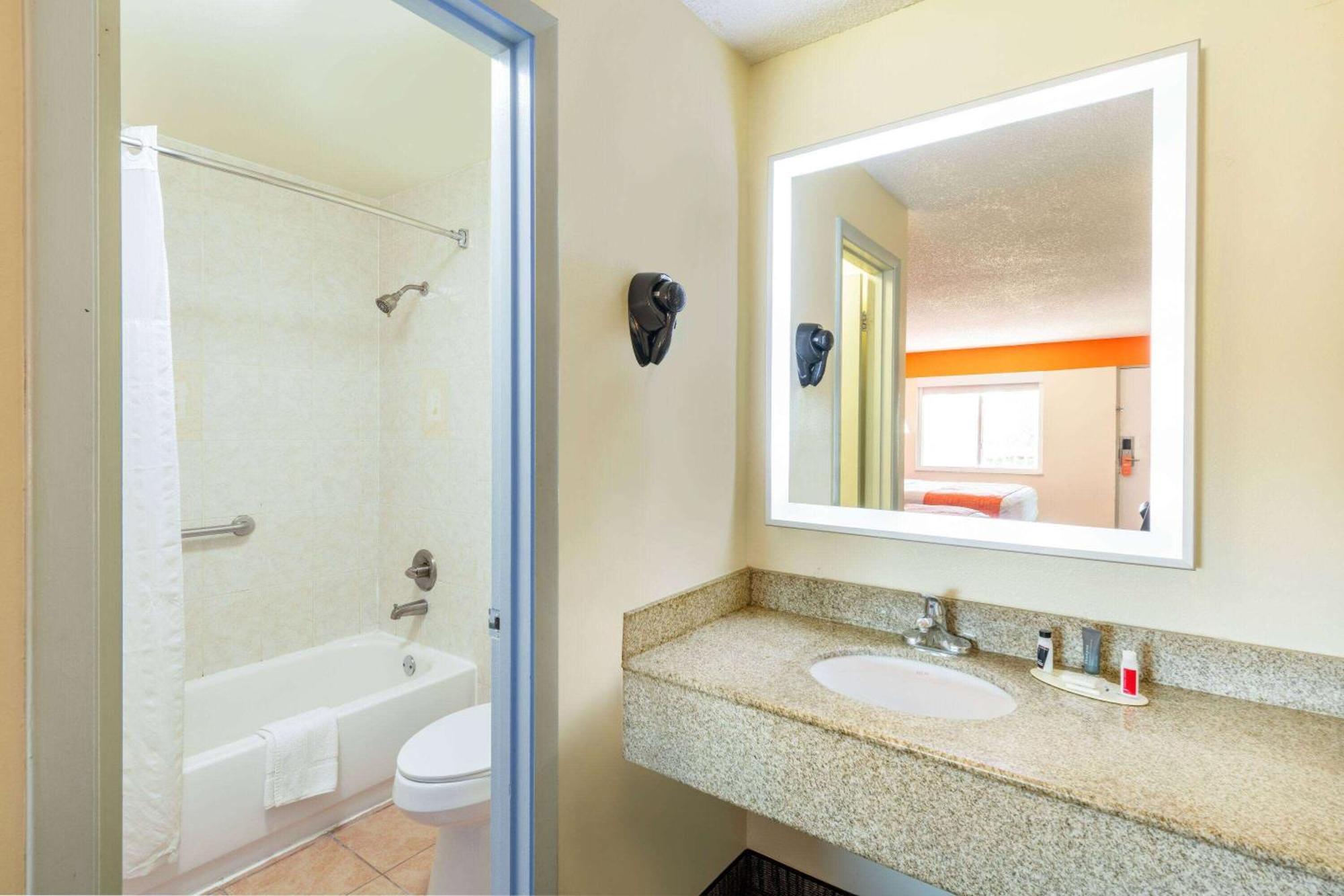 ฮาวเวิร์ด จอห์นสัน บาย วินด์แฮม เวโรบีช/I-95 Hotel ภายนอก รูปภาพ
