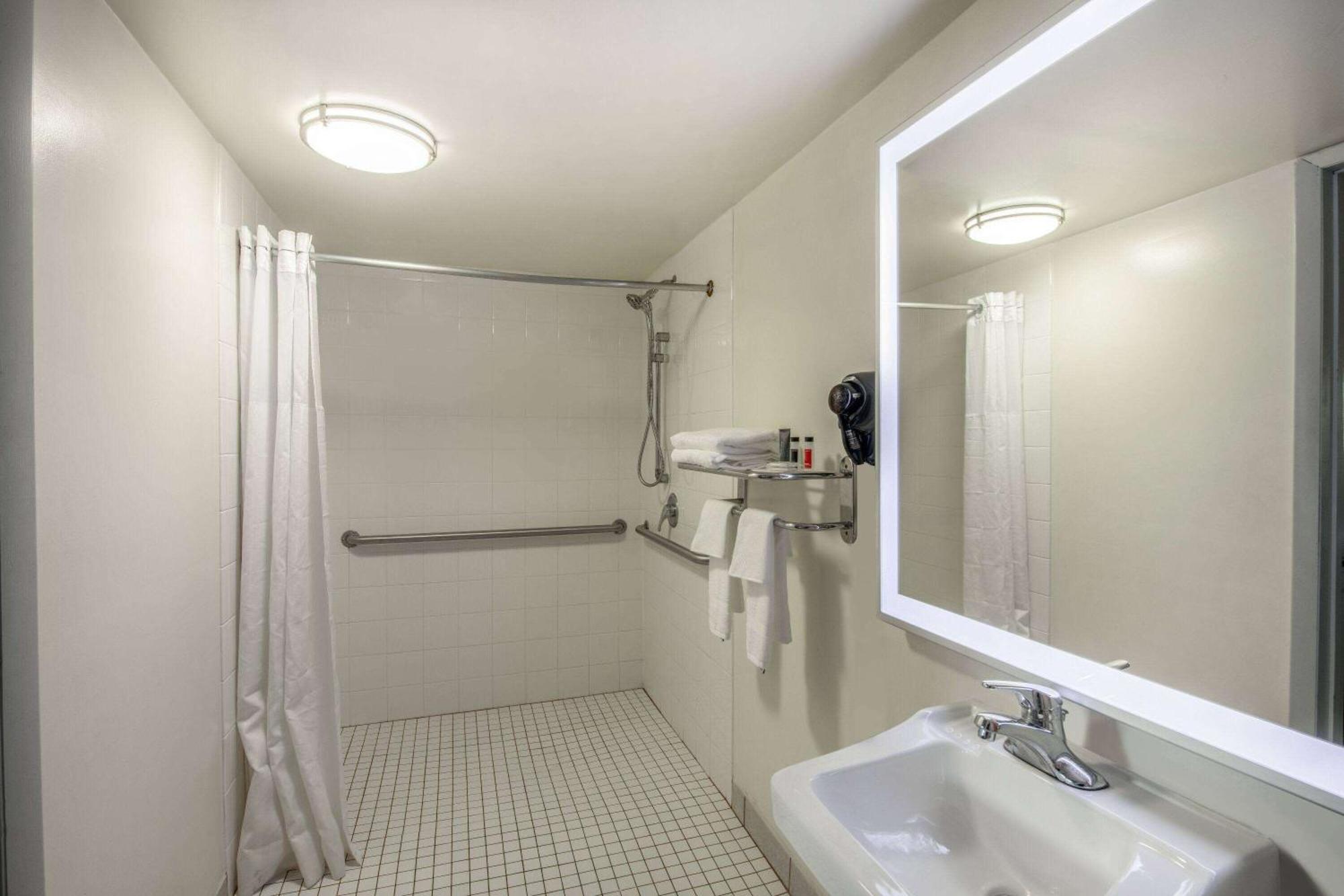 ฮาวเวิร์ด จอห์นสัน บาย วินด์แฮม เวโรบีช/I-95 Hotel ภายนอก รูปภาพ