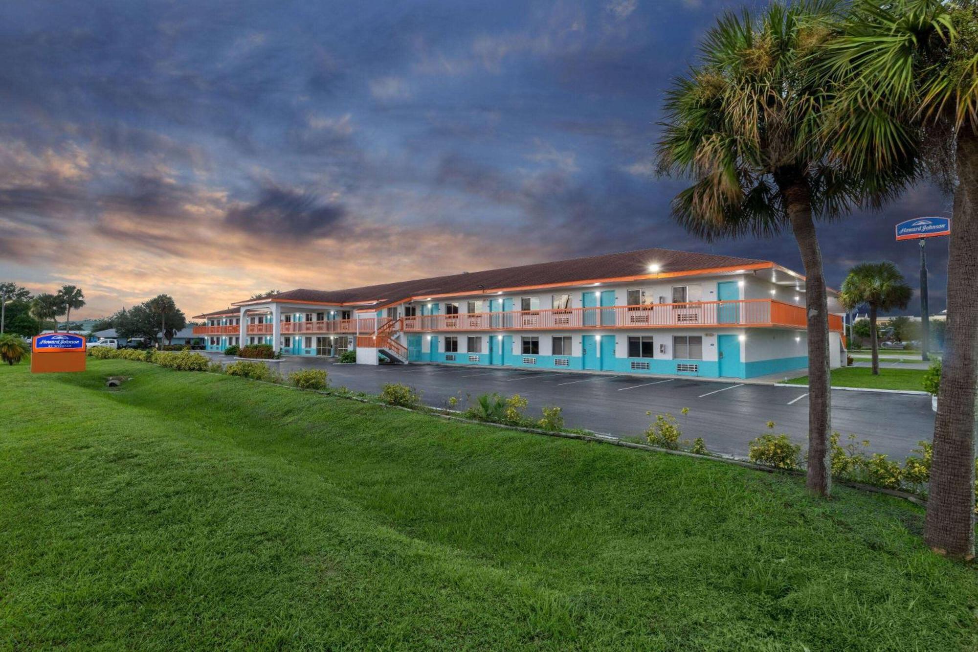 ฮาวเวิร์ด จอห์นสัน บาย วินด์แฮม เวโรบีช/I-95 Hotel ภายนอก รูปภาพ