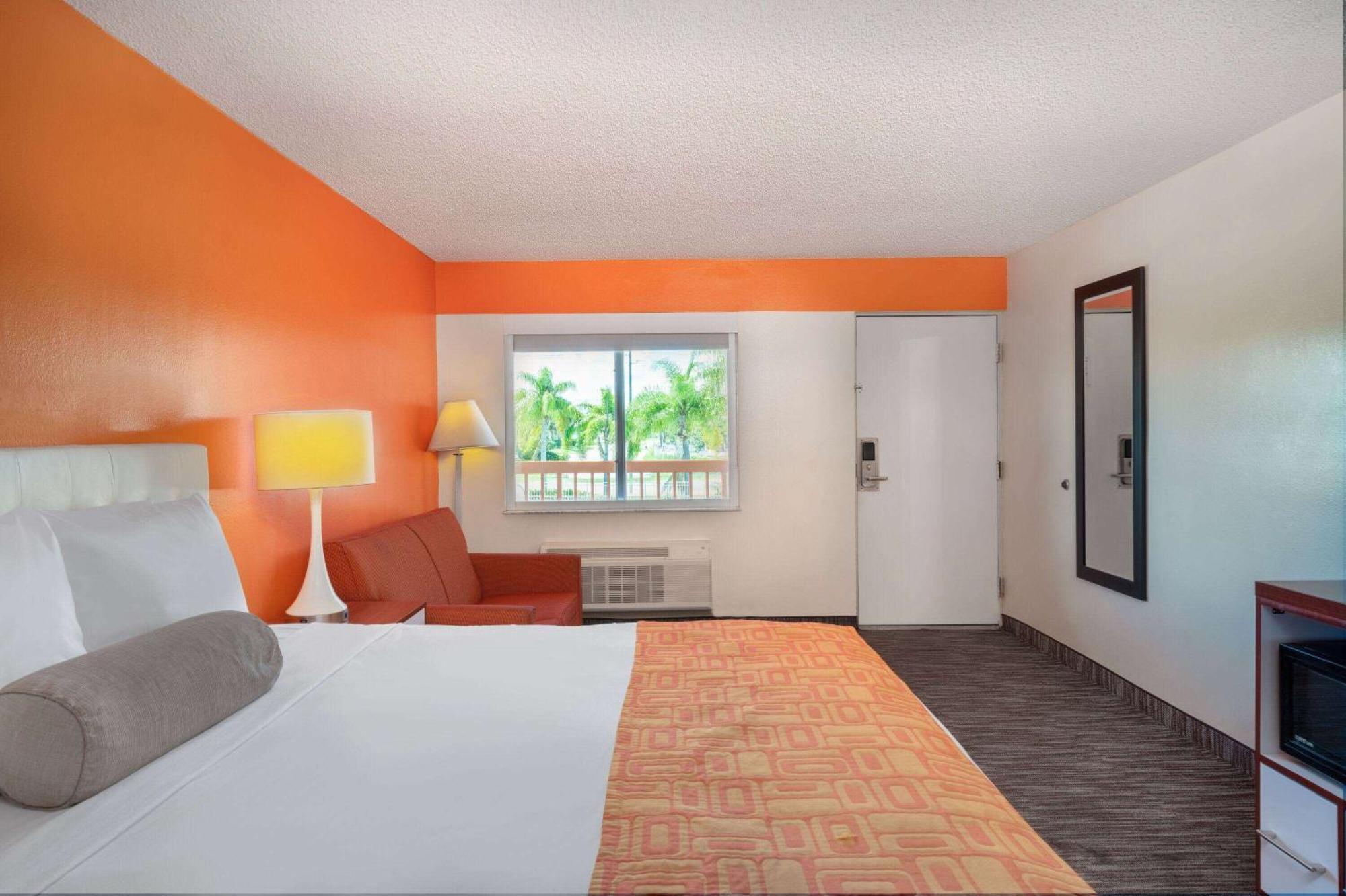 ฮาวเวิร์ด จอห์นสัน บาย วินด์แฮม เวโรบีช/I-95 Hotel ภายนอก รูปภาพ