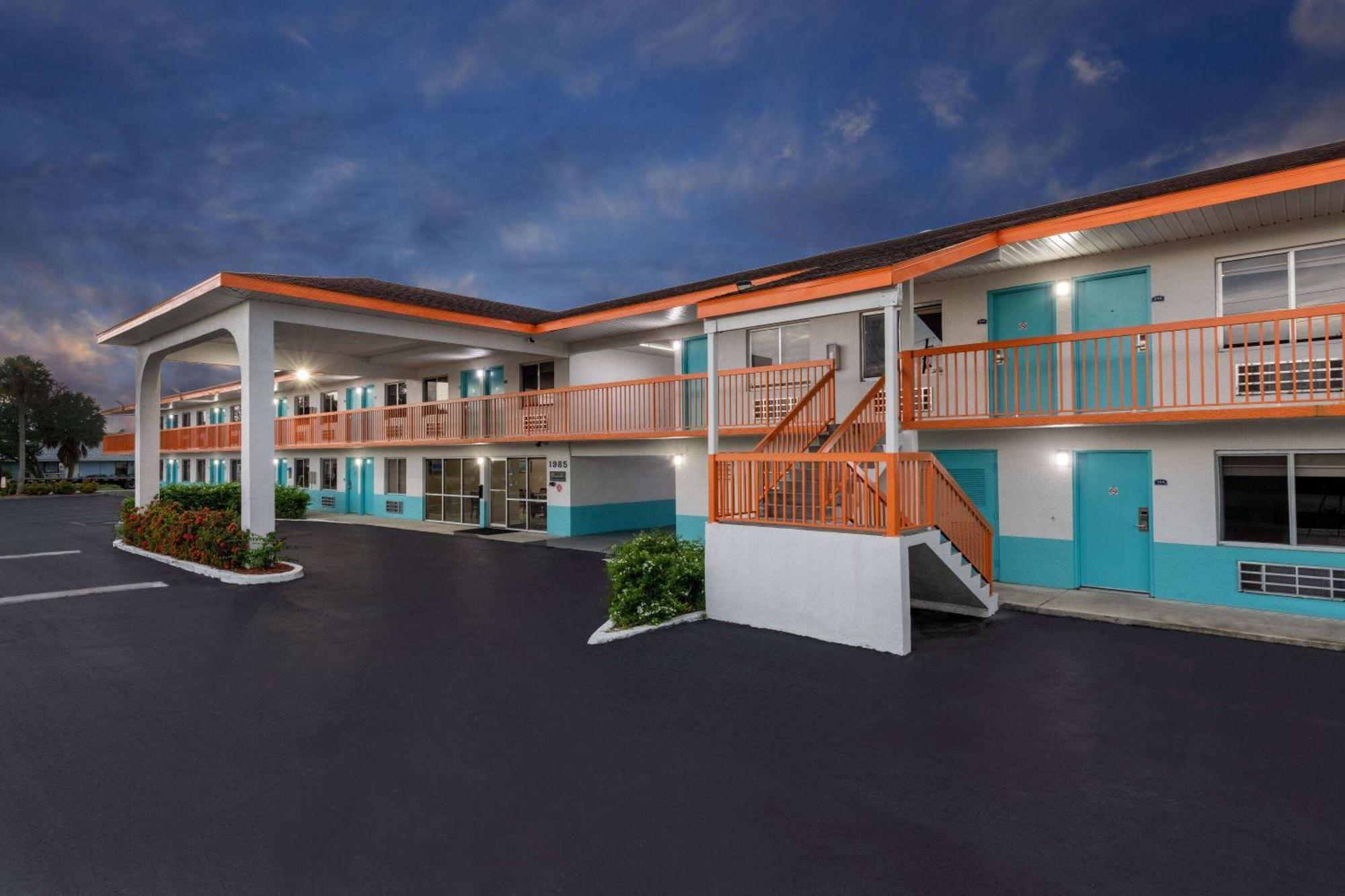 ฮาวเวิร์ด จอห์นสัน บาย วินด์แฮม เวโรบีช/I-95 Hotel ภายนอก รูปภาพ