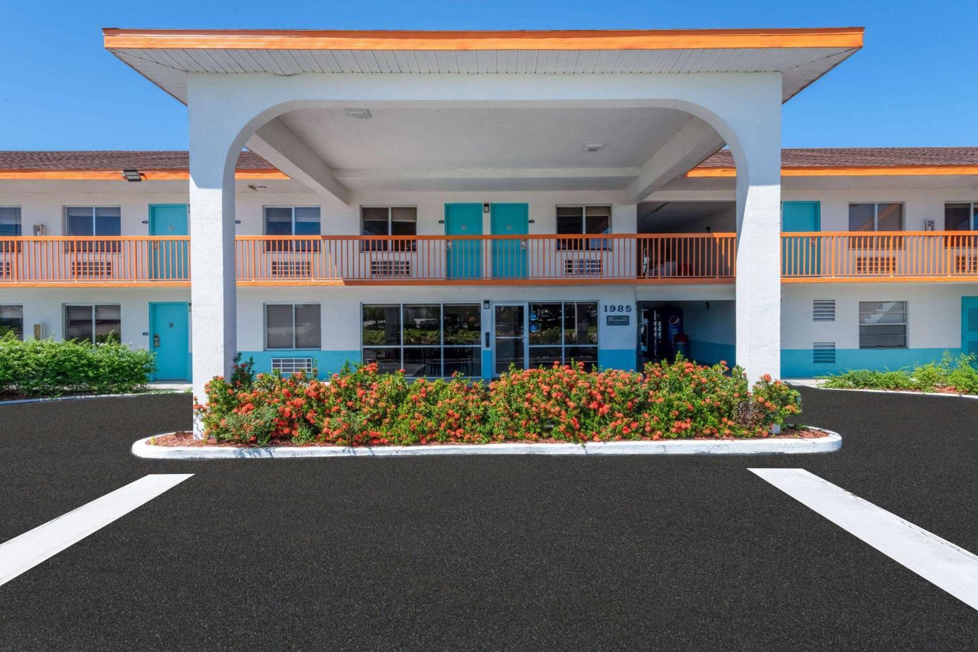 ฮาวเวิร์ด จอห์นสัน บาย วินด์แฮม เวโรบีช/I-95 Hotel ภายนอก รูปภาพ