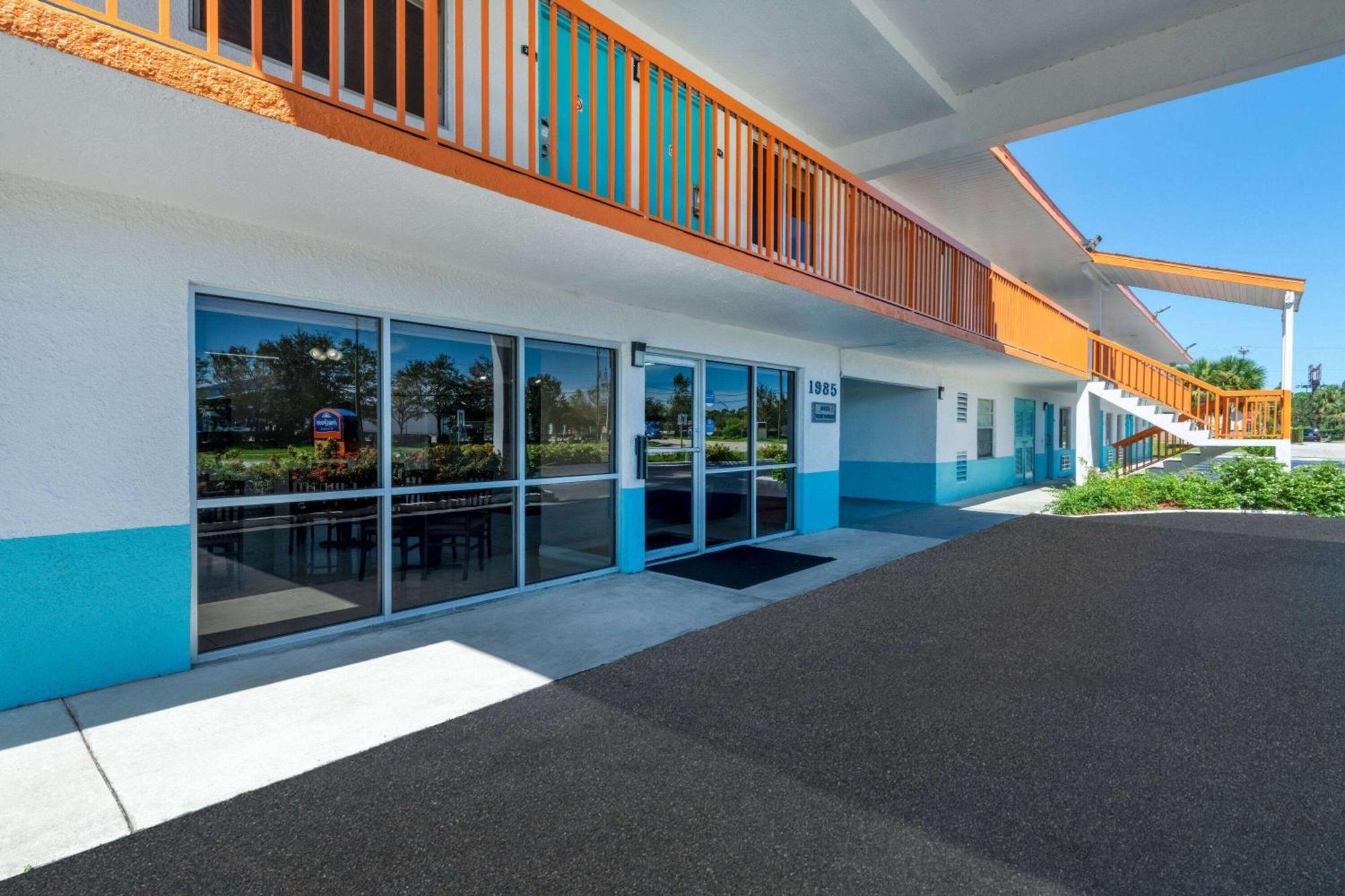 ฮาวเวิร์ด จอห์นสัน บาย วินด์แฮม เวโรบีช/I-95 Hotel ภายนอก รูปภาพ